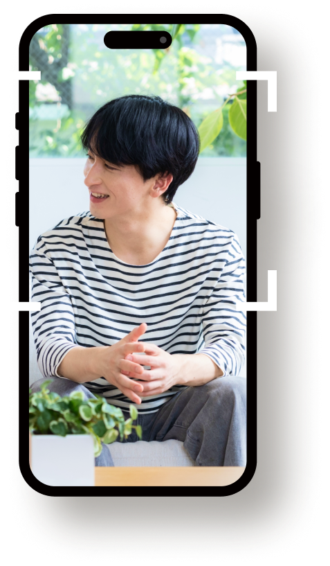 笑顔の男性が映るスマートフォン